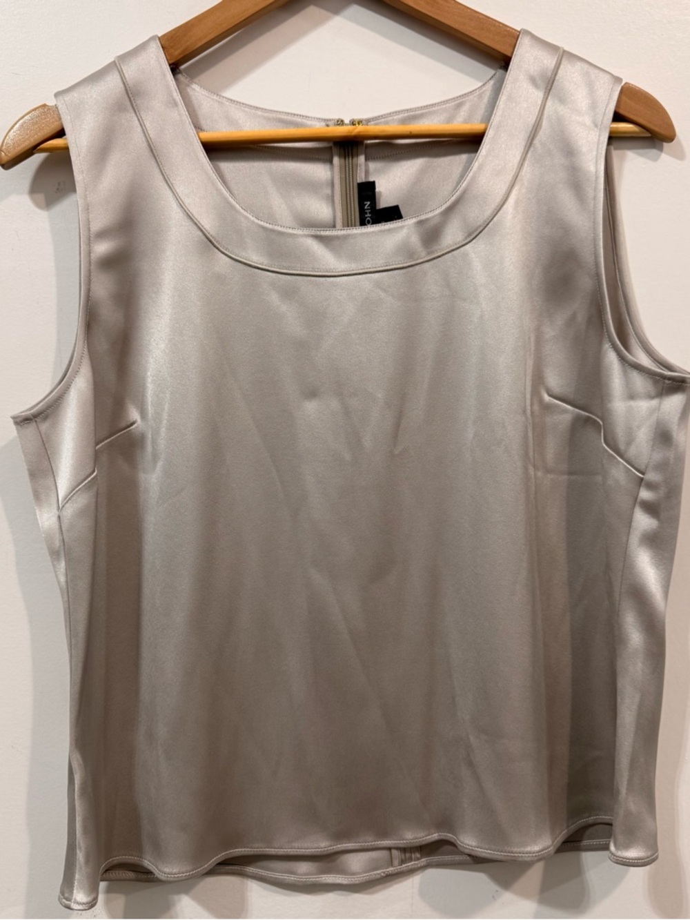 St. John Liquid Satin Scoop Neck Sleeveless Summer Silver Tank Top Size 10